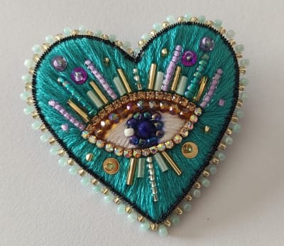 Prendedor Corazón ojito celeste1