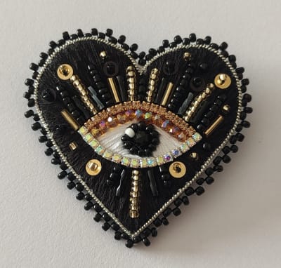 Prendedor Corazón ojito negro1