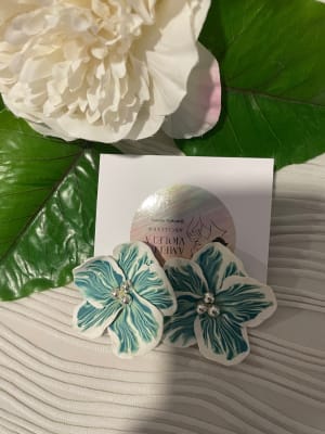 Flor mediana turquesa blanco1