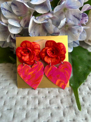 Aros Flor con corazón fucsia naranja1