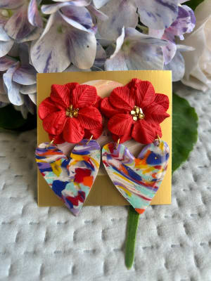 Aros flor roja con corazón multicolor1