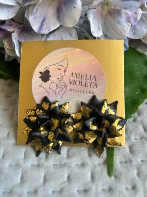 Aros flor mediana negra dorada1