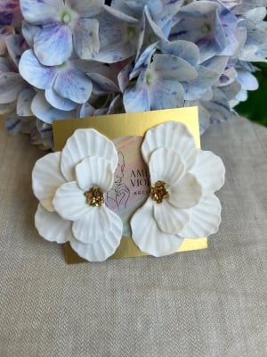 Maxi media flor blanca piedras doradas1