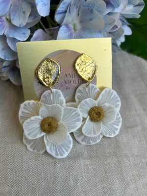 Maxi flor traslúcida blanca colgante dorado1