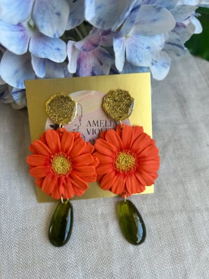 Flor gerbera naranja gota verde1