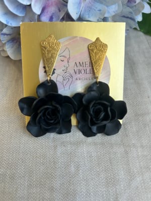 Rosa negra con colgante dorado1