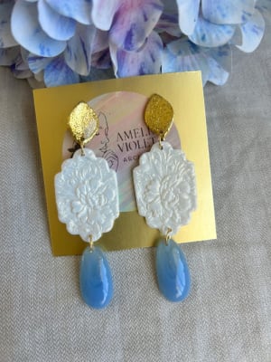 Tapiz blanco con gota resina azul bebé1
