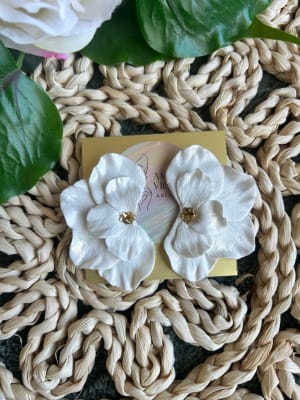 Media flor Blanca polvo dorado1