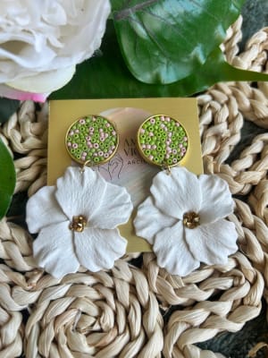 Flor Blanca colgante mostacillas verde1