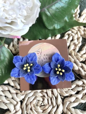 Flor mediana azul pistilo amarillo1