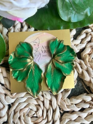 Media flor alargada verde polvo dorado1