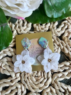 Flor blanca colgante turquesa1