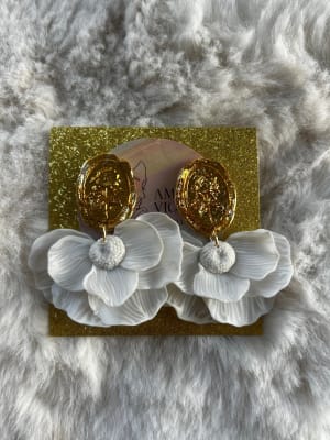 Aros media flor blanco traslúcido colgante dorado1