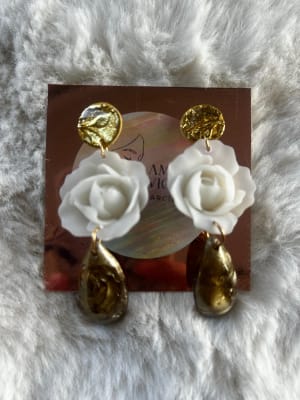Aros flor traslúcida blanca con gota de resina dorada1