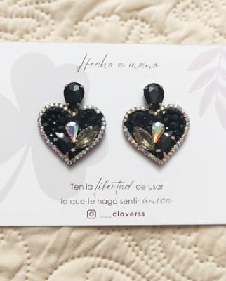 Aros Corazón con gema negro y plateado1