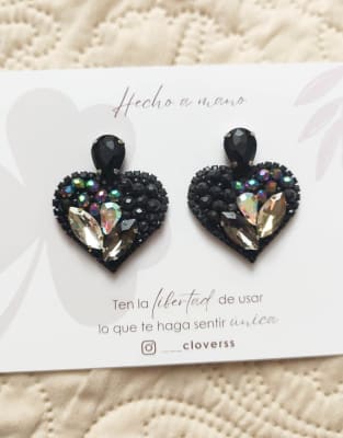 Aros Corazón con gema negro y tornasol1