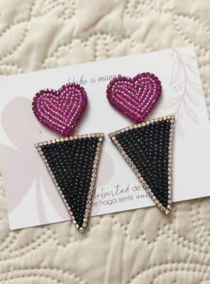 Aros Triángulo Corazón colgante negro fucsia1