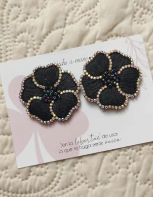 Aros Maxi flor bordada negra1