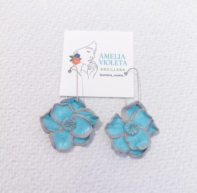 Aros Flor mediana celeste gris con colgante1