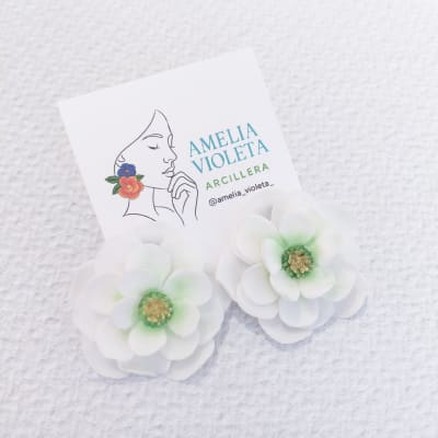 Aros Flor blanca mediana centro dorado verde1