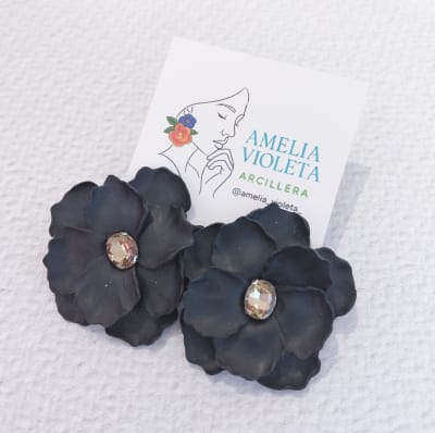 Aros Flor negra brillante dorada1