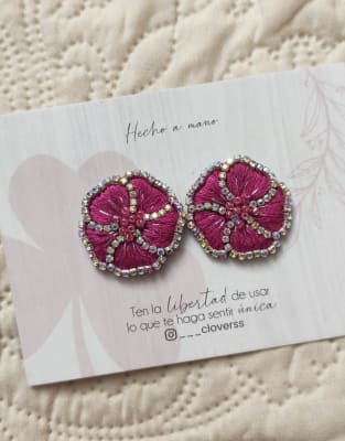 Aros Flor pequeña bordada fucsia1
