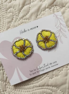 Aros Flor pequeña bordada amarillo1