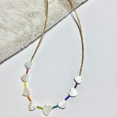 Collar Concha Corazón arcoíris 36 cm más alargue1