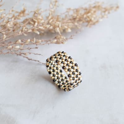 Anillo Mosaico crema, negro y dorado1