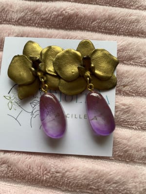 Aros Orquídea dorada y gota de resina lila1