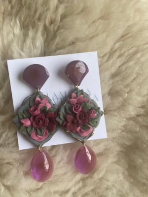 Aros Cabujón con gota de resina color magenta1