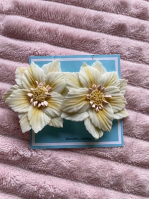 Aros Flor Grande de porcelana beige1