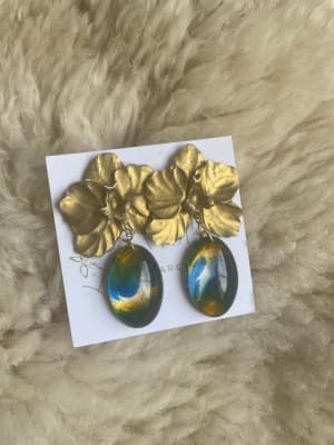 Aros Orquídea dorada con gota de resina1