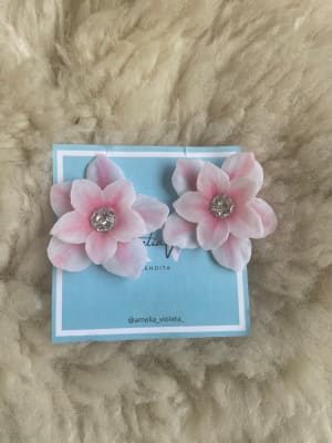 Aros Flor Mediana rosa con brillante1