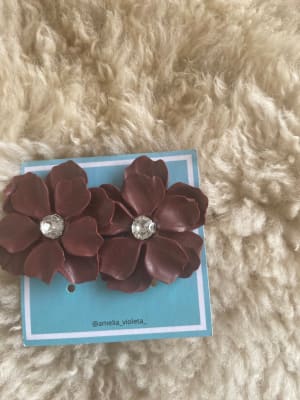 Aros Flor Grande marrón con brillante1