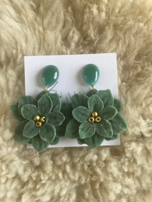 Aros Flor Mediana con verde colgante de resina1