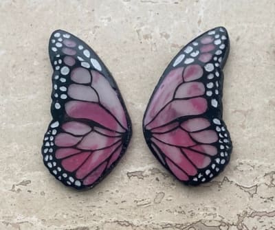 Aros Mariposa Porcelana Resinada de 5 cm rosada1