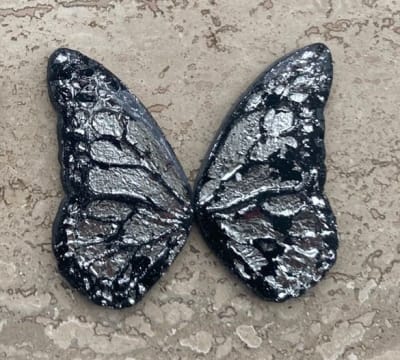 Aros Mariposa Porcelana Resinada de 5 cm negro y plateado1