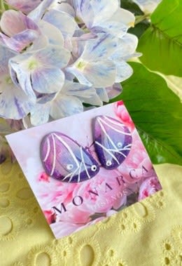 Aros Mariposa M fondo color morado y líneas plateadas1