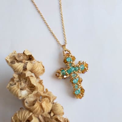 Collar Cruz café y turquesa1