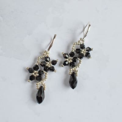 Aros Flor con gota negro y plateado1