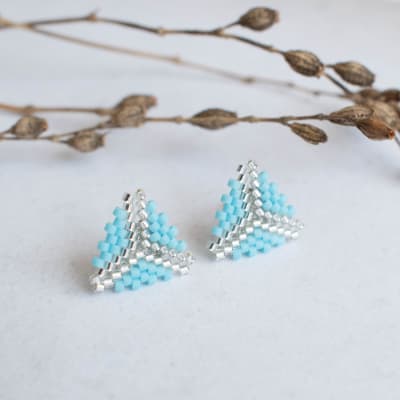 Aros Mini triángulo celeste y transparente1
