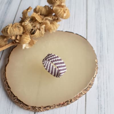 Anillo Líneas diagonal morado y blanco1