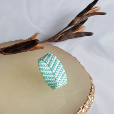 Anillo Líneas diagonal turquesa y blanco1