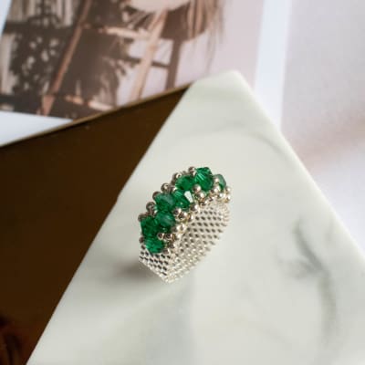 Anillo Corona transparente y esmeralda1