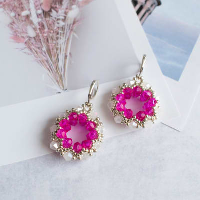 Aros Guirnalda blanco y fucsia1