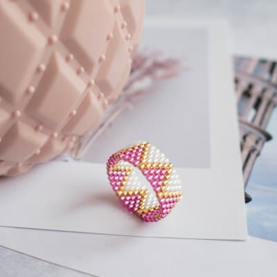 Anillo ZigZag rosado y blanco1