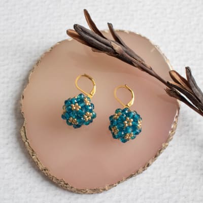 Aros Esfera corta esmeralda y dorado1
