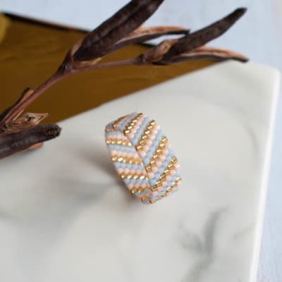 Anillo Líneas Diagonal melón, celeste y dorado1