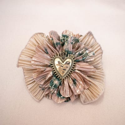 Traba Corazón beige y verde con brillos dorados1